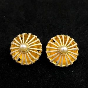 🌸 5 for $25 // Vintage clip on earrings